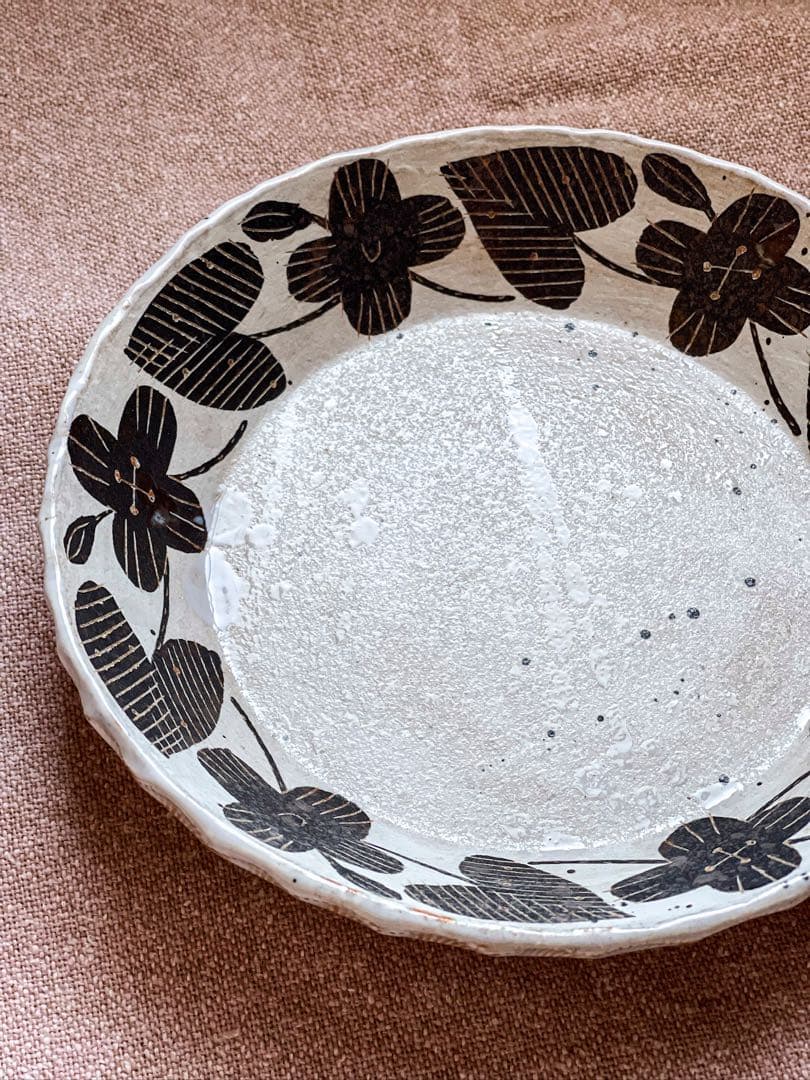 未使用品 陶芸家 鹿児島睦 モノトーン 黒の花図案のプレート　美術品