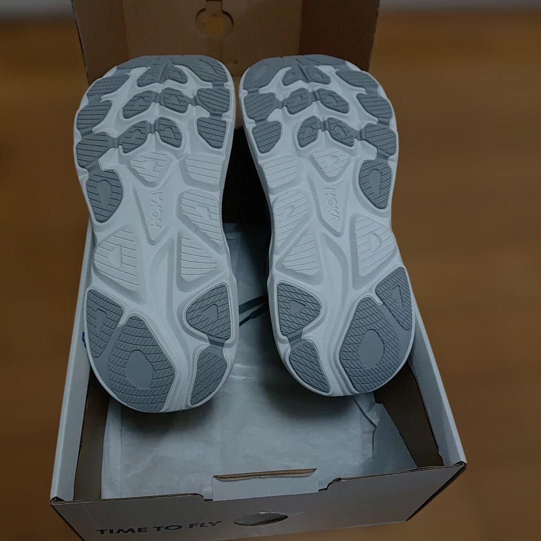 ホカオネオネ　クリフトン10