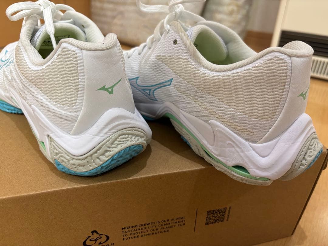 ミズノ　バレーシューズ　ウエーブライトニング