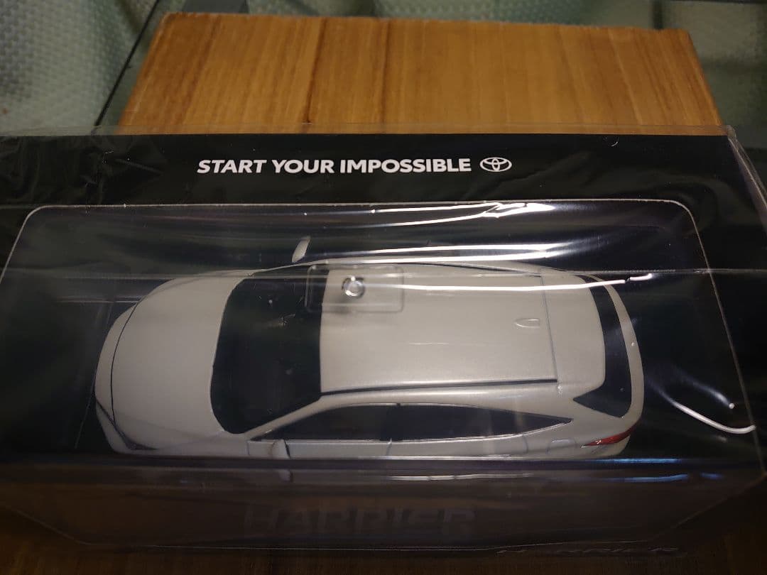 美品【新品】ハリアー　ホワイト　カラーサンプル　ミニカー